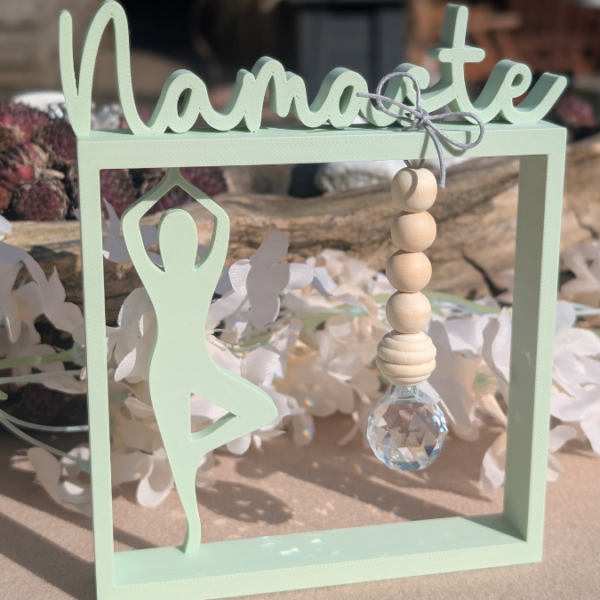 3D Druck Datei STL NAMASTE Sonnenfänger Aufsteller Statement 3D-Druck Datei – Bild 3