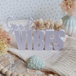 STL 3D Druck Datei Geschenkidee Schriftzug Good vibes mit Löchern für Blumen 3D Druck Datei