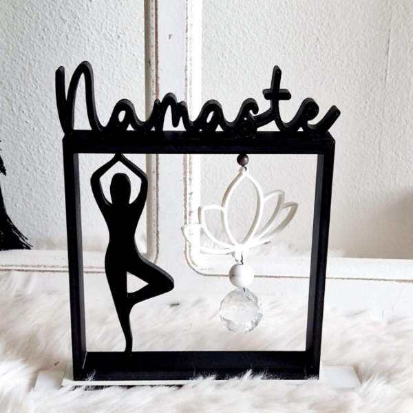 3D Druck Datei STL NAMASTE Sonnenfänger Aufsteller Statement 3D-Druck Datei – Bild 2