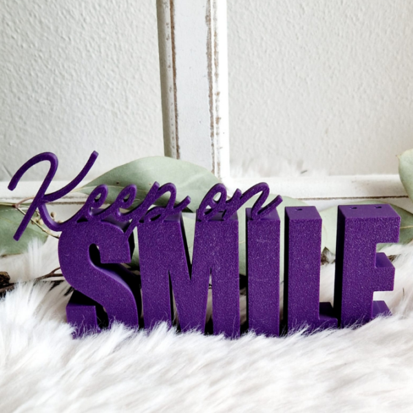 STL 3D Druck Datei Geschenkidee Schriftzug Keep on smile mit Löchern für Blumen 3D-Druck Datei – Bild 2