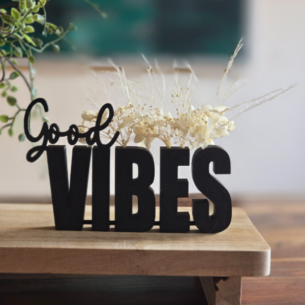 STL 3D Druck Datei Geschenkidee Schriftzug Good vibes mit Löchern für Blumen 3D Druck Datei – Bild 3
