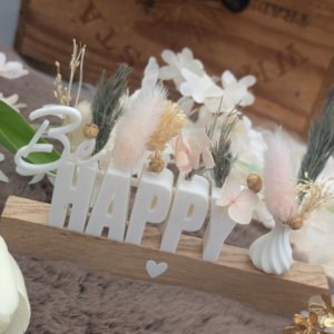 STL 3D Druck Datei Geschenkidee Schriftzug Be happy mit Löchern für Blumen 3D Druck Datei