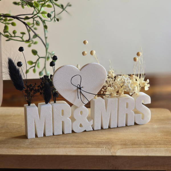 STL 3D Druck Datei Hochzeit Schriftzug Mr & Mrs mit Löchern für Blumen und Platz für Geldgeschenk 3D Druck Datei – Bild 2