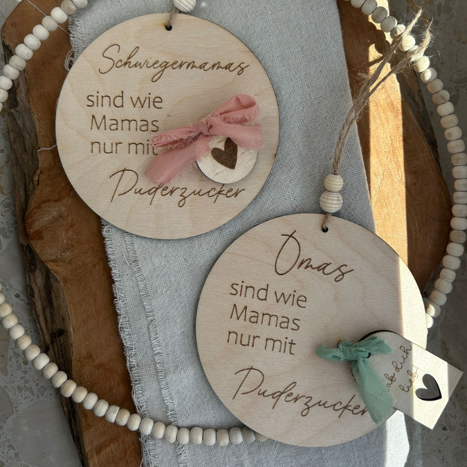 SVG Laserdatei Holzscheiben Oma Schwiegermama Schwiegermutter mit Puderzucker Muttertag Mutterliebe Wanddeko Gravur SVG Datei – Bild 3