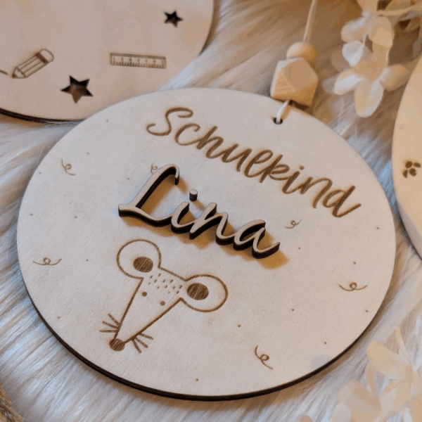 SVG Laserdatei Schulkind Einschulung Anhänger für Schulranzen Schultasche 6 Designs personalisierbar Gescheinkidee Junge Mädchen SVG Datei – Bild 3