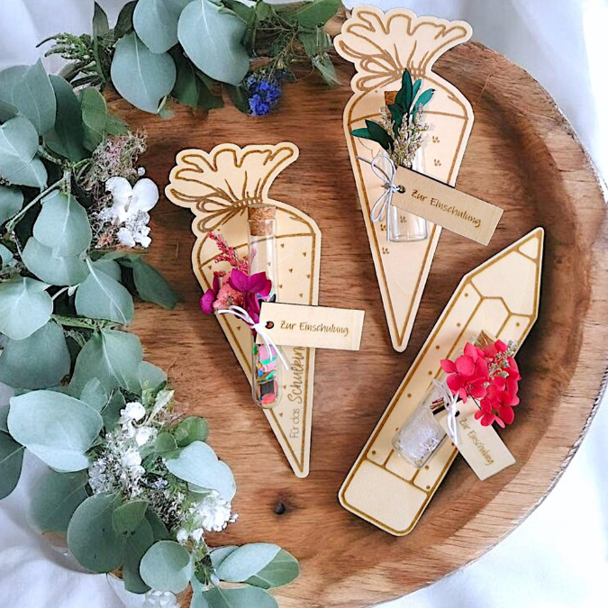 SVG Laserdatei Schulkind Einschulung Halter für Lolli Lutscher Geldgeschenke Schultüte Stift Gescheinkidee Junge Mädchen SVG Datei – Bild 17
