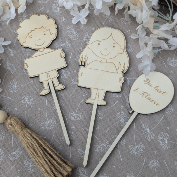 SVG Laserdatei Schulkind Einschulung 12er Set Caketopper Pflanzenstecker Gescheinkidee Junge Mädchen SVG Datei – Bild 4