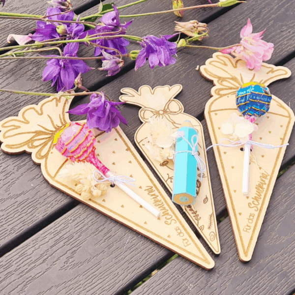 SVG Laserdatei Schulkind Einschulung Halter für Lolli Lutscher Geldgeschenke Schultüte Stift Gescheinkidee Junge Mädchen SVG Datei – Bild 22