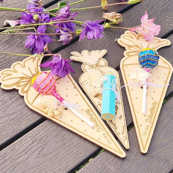 SVG Laserdatei Schulkind Einschulung Halter für Lolli Lutscher Geldgeschenke Schultüte Stift Gescheinkidee Junge Mädchen SVG Datei – Bild 22