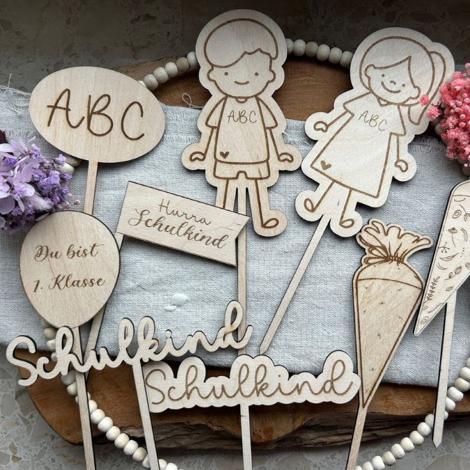SVG Laserdatei Schulkind Einschulung 12er Set Caketopper Pflanzenstecker Gescheinkidee Junge Mädchen SVG Datei – Bild 11