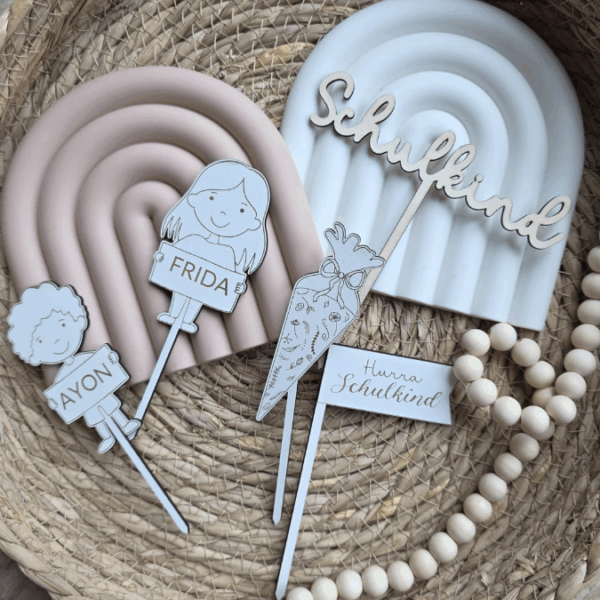 SVG Laserdatei Schulkind Einschulung 12er Set Caketopper Pflanzenstecker Gescheinkidee Junge Mädchen SVG Datei – Bild 6