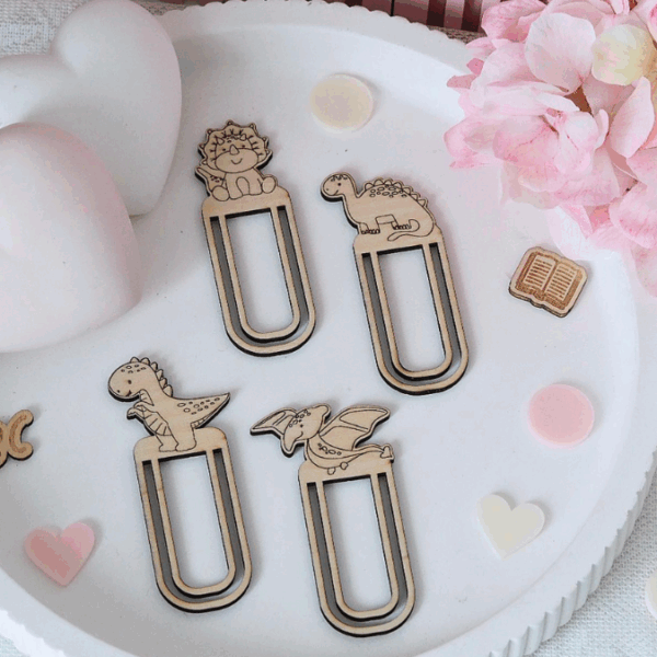 SVG Laserdatei Schulkind Einschulung 4 Designs Lesezeichen Dinos Dinosaurier Schulstart Lesen Gescheinkidee Junge Mädchen SVG Datei – Bild 5