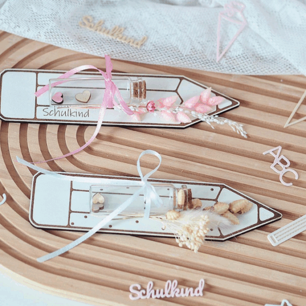 SVG Laserdatei Schulkind Einschulung Halter für Lolli Lutscher Geldgeschenke Schultüte Stift Gescheinkidee Junge Mädchen SVG Datei – Bild 23