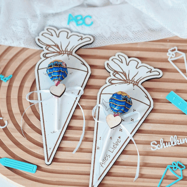 SVG Laserdatei Schulkind Einschulung Halter für Lolli Lutscher Geldgeschenke Schultüte Stift Gescheinkidee Junge Mädchen SVG Datei – Bild 19