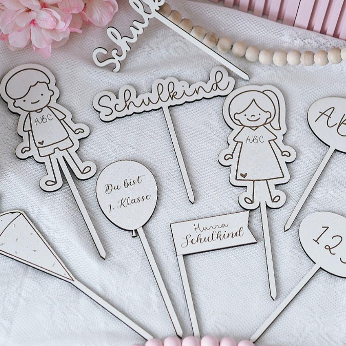 SVG Laserdatei Schulkind Einschulung 12er Set Caketopper Pflanzenstecker Gescheinkidee Junge Mädchen SVG Datei – Bild 8