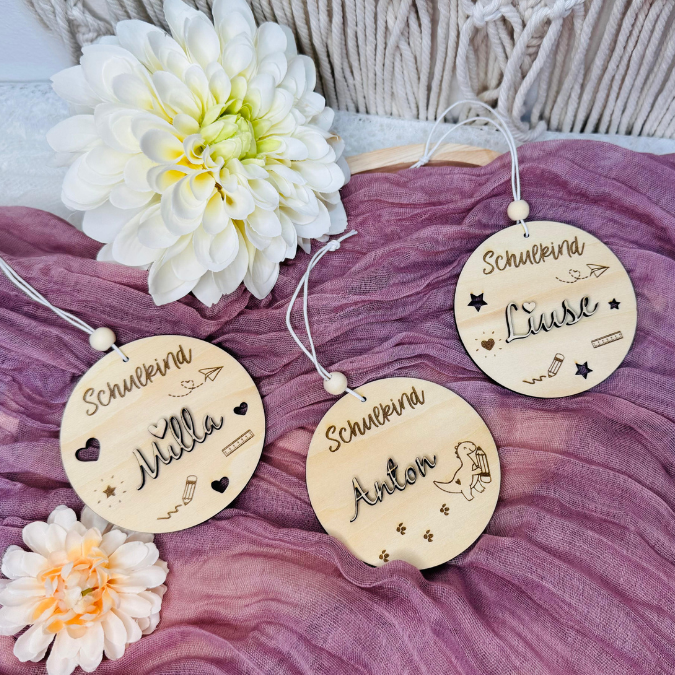 SVG Laserdatei Schulkind Einschulung Anhänger für Schulranzen Schultasche 6 Designs personalisierbar Gescheinkidee Junge Mädchen SVG Datei – Bild 16