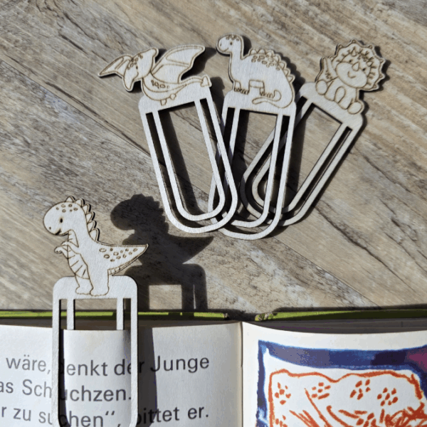 SVG Laserdatei Schulkind Einschulung 4 Designs Lesezeichen Dinos Dinosaurier Schulstart Lesen Gescheinkidee Junge Mädchen SVG Datei – Bild 6