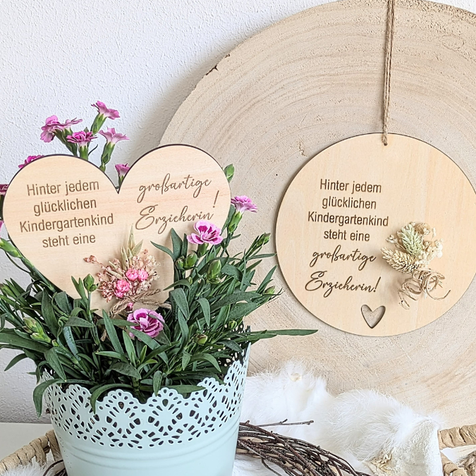 SVG Laserdatei 2er Set Holzscheibe Pflanzenstecker Geschenkscheibe Erzieherin Abschied Kindergarten SVG Datei – Bild 17