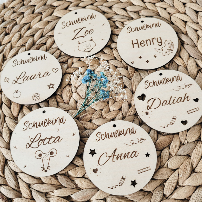 SVG Laserdatei Schulkind Einschulung Anhänger für Schulranzen Schultasche 6 Designs personalisierbar Gescheinkidee Junge Mädchen SVG Datei – Bild 5