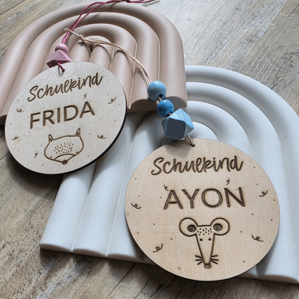 SVG Laserdatei Schulkind Einschulung Anhänger für Schulranzen Schultasche 6 Designs personalisierbar Gescheinkidee Junge Mädchen SVG Datei – Bild 8