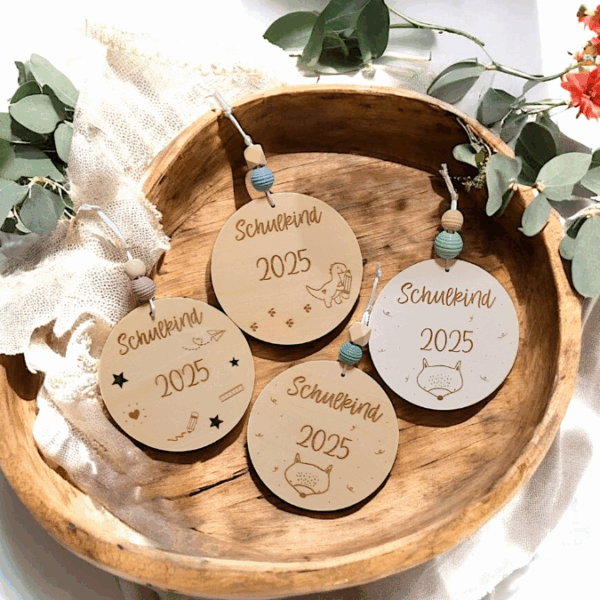 SVG Laserdatei Schulkind Einschulung Anhänger für Schulranzen Schultasche 6 Designs personalisierbar Gescheinkidee Junge Mädchen SVG Datei – Bild 10