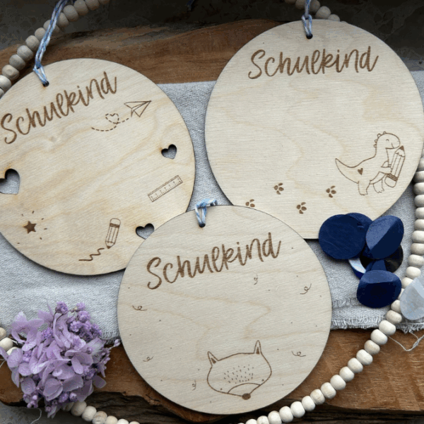 SVG Laserdatei Schulkind Einschulung Anhänger für Schulranzen Schultasche 6 Designs personalisierbar Gescheinkidee Junge Mädchen SVG Datei – Bild 11