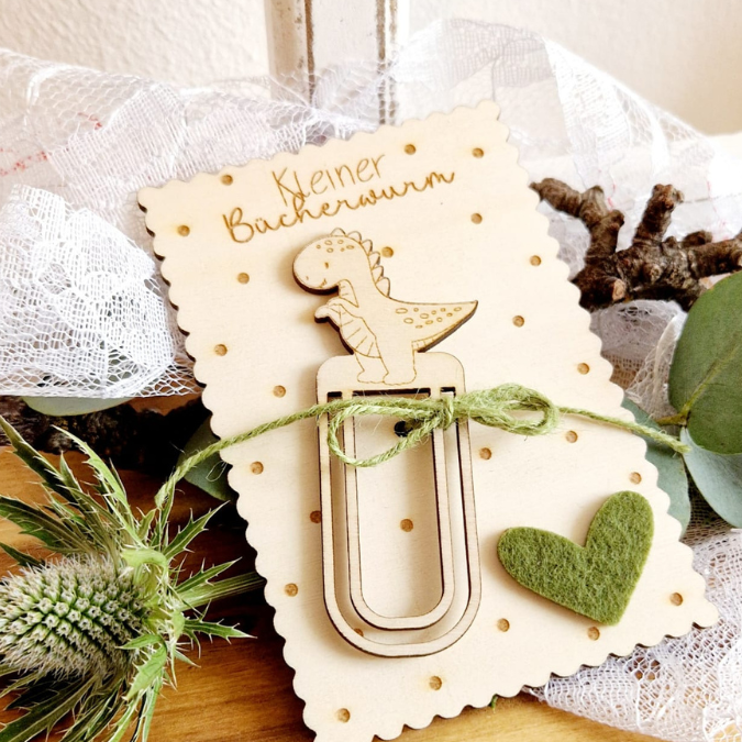 SVG Laserdatei Schulkind Einschulung 4 Designs Lesezeichen Dinos Dinosaurier Schulstart Lesen Gescheinkidee Junge Mädchen SVG Datei – Bild 11