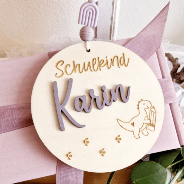 SVG Laserdatei Schulkind Einschulung Anhänger für Schulranzen Schultasche 6 Designs personalisierbar Gescheinkidee Junge Mädchen SVG Datei – Bild 6