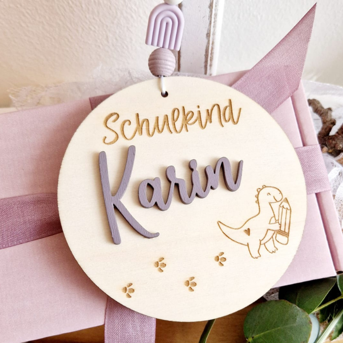 SVG Laserdatei Schulkind Einschulung Anhänger für Schulranzen Schultasche 6 Designs personalisierbar Gescheinkidee Junge Mädchen SVG Datei – Bild 6