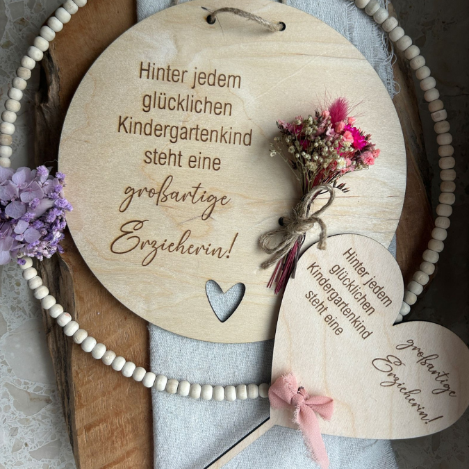 SVG Laserdatei 2er Set Holzscheibe Pflanzenstecker Geschenkscheibe Erzieherin Abschied Kindergarten SVG Datei – Bild 6
