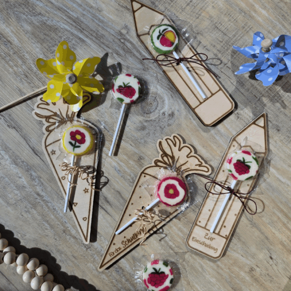 SVG Laserdatei Schulkind Einschulung Halter für Lolli Lutscher Geldgeschenke Schultüte Stift Gescheinkidee Junge Mädchen SVG Datei – Bild 7