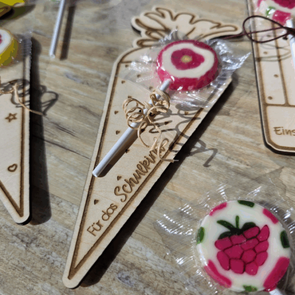 SVG Laserdatei Schulkind Einschulung Halter für Lolli Lutscher Geldgeschenke Schultüte Stift Gescheinkidee Junge Mädchen SVG Datei – Bild 8