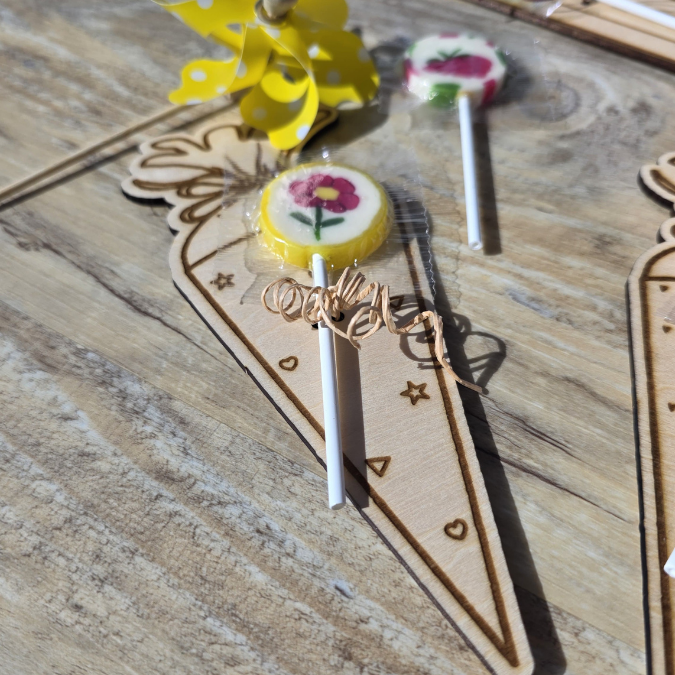 SVG Laserdatei Schulkind Einschulung Halter für Lolli Lutscher Geldgeschenke Schultüte Stift Gescheinkidee Junge Mädchen SVG Datei – Bild 4