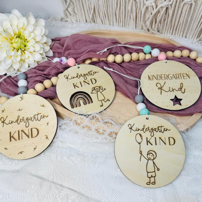 SVG Laserdatei Kindergartenkind Anhänger für Rucksack Kinderzimmer 4 Designs Kindergarten Gescheinkidee Junge Mädchen SVG Datei – Bild 11