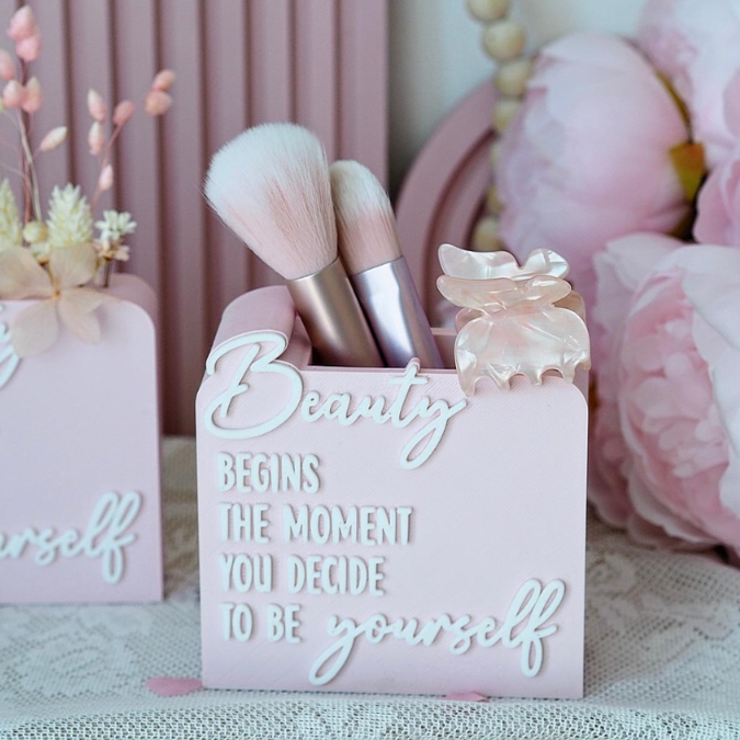 3D Druck Datei STL 3er Set Kosmetikpinsel Halter & Aufsteller "Beauty begins the moment you decide to be yourself" Frauen Geschenkidee Deko – Bild 10