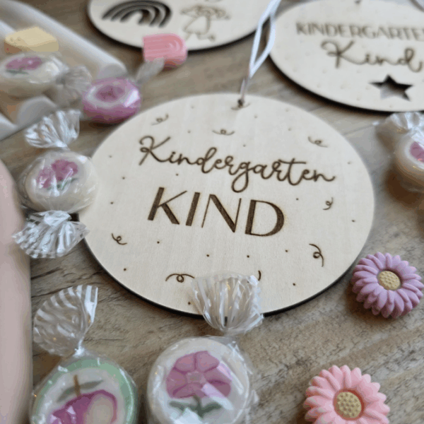 SVG Laserdatei Kindergartenkind Anhänger für Rucksack Kinderzimmer 4 Designs Kindergarten Gescheinkidee Junge Mädchen SVG Datei – Bild 8