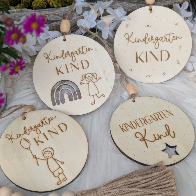 SVG Laserdatei Kindergartenkind Anhänger für Rucksack Kinderzimmer 4 Designs Kindergarten Gescheinkidee Junge Mädchen SVG Datei – Bild 5