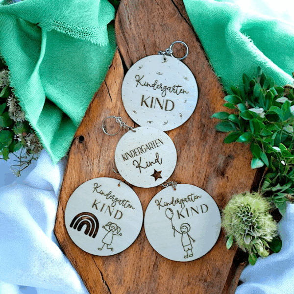 SVG Laserdatei Kindergartenkind Anhänger für Rucksack Kinderzimmer 4 Designs Kindergarten Gescheinkidee Junge Mädchen SVG Datei – Bild 3