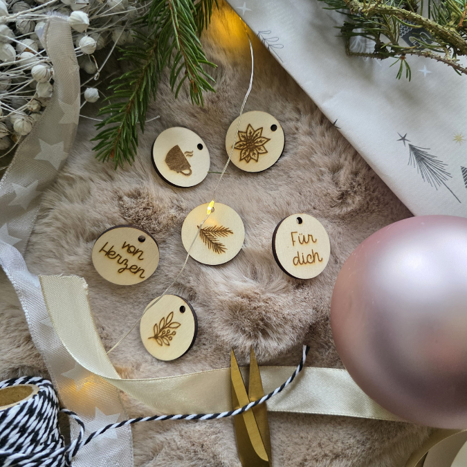 SVG Laserdatei 8 Designs Verpackung für Weihnachtsmarkt Gutscheine Weihnachten Geschenkidee Zeit statt Zeug Winter inkl Anhänger SVG Datei Einladung – Bild 19