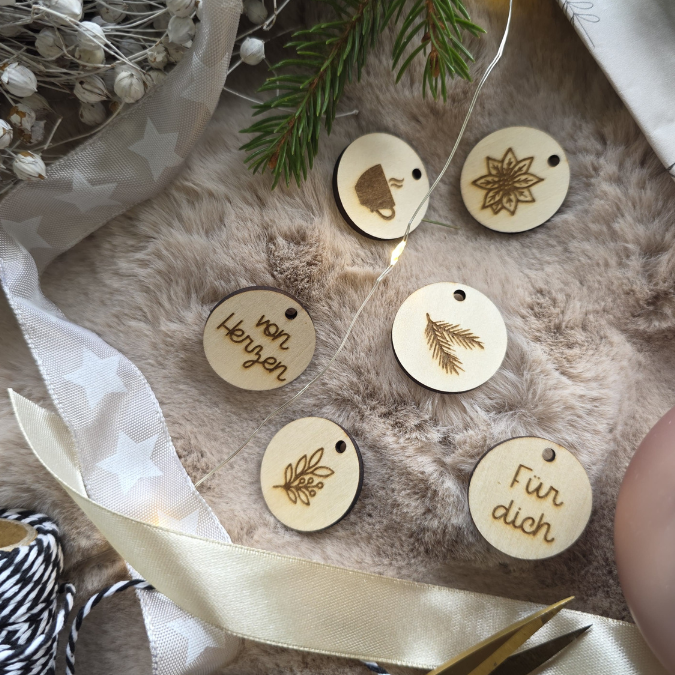 SVG Laserdatei 8 Designs Verpackung für Weihnachtsmarkt Gutscheine Weihnachten Geschenkidee Zeit statt Zeug Winter inkl Anhänger SVG Datei Einladung – Bild 20