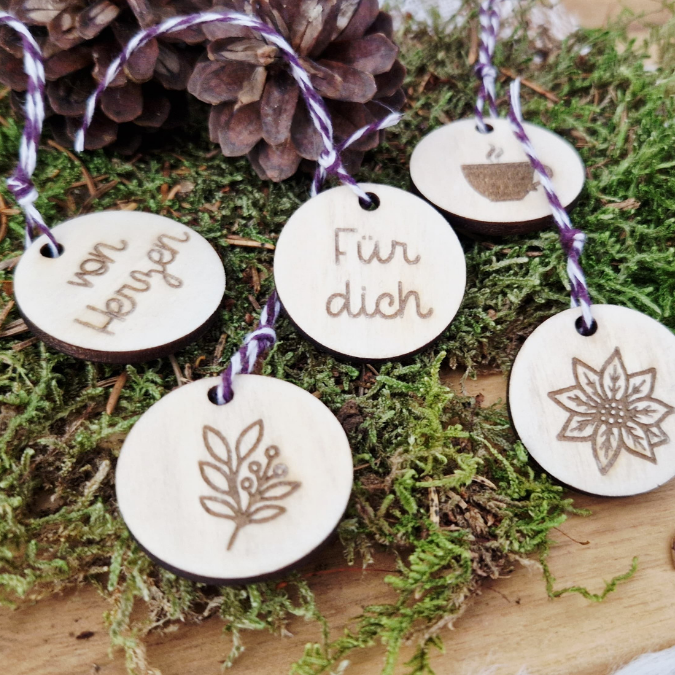 SVG Laserdatei 8 Designs Verpackung für Weihnachtsmarkt Gutscheine Weihnachten Geschenkidee Zeit statt Zeug Winter inkl Anhänger SVG Datei Einladung – Bild 7