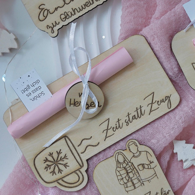 SVG Laserdatei 8 Designs Verpackung für Weihnachtsmarkt Gutscheine Weihnachten Geschenkidee Zeit statt Zeug Winter inkl Anhänger SVG Datei Einladung – Bild 12