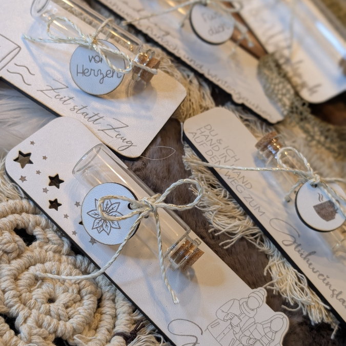 SVG Laserdatei 8 Designs Verpackung für Weihnachtsmarkt Gutscheine Weihnachten Geschenkidee Zeit statt Zeug Winter inkl Anhänger SVG Datei Einladung – Bild 37