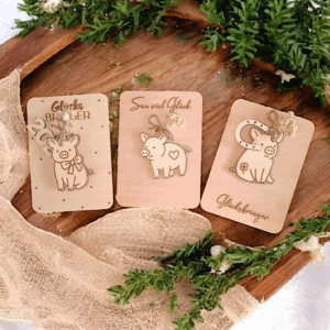 SVG Laserdatei Glücksbringer Anhänger und Karten Glücksschwein Silvester Glück  Mitbringsel Silvester Neujahr Datei 2026 2027 2028