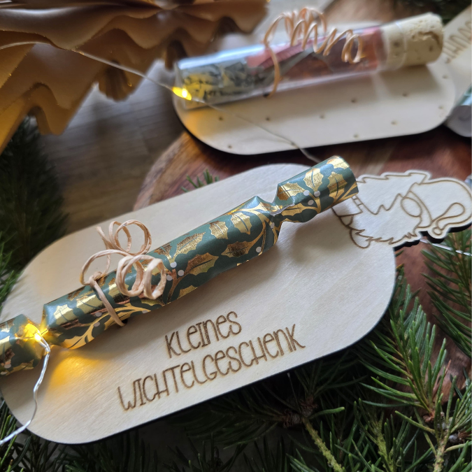 6 Designs Laserdatei Halter für Geldgeschenke, Gutscheine und Kleinigkeiten Weihnachten Nikolaus Christkind Wichtel SVG Datei inkl Gravuren – Bild 26
