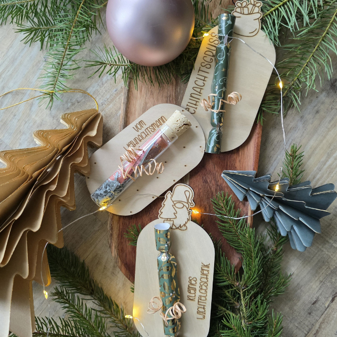 6 Designs Laserdatei Halter für Geldgeschenke, Gutscheine und Kleinigkeiten Weihnachten Nikolaus Christkind Wichtel SVG Datei inkl Gravuren – Bild 27