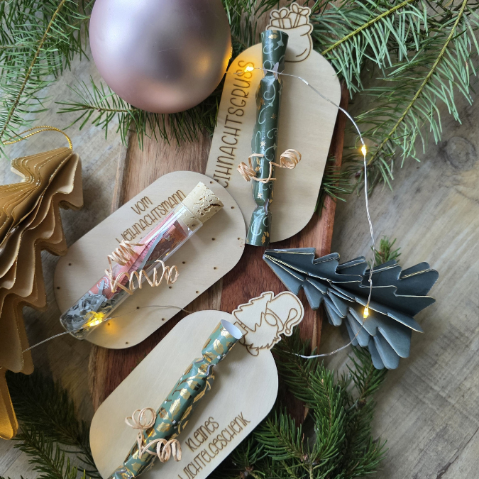 6 Designs Laserdatei Halter für Geldgeschenke, Gutscheine und Kleinigkeiten Weihnachten Nikolaus Christkind Wichtel SVG Datei inkl Gravuren – Bild 28