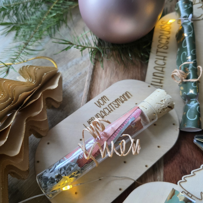 6 Designs Laserdatei Halter für Geldgeschenke, Gutscheine und Kleinigkeiten Weihnachten Nikolaus Christkind Wichtel SVG Datei inkl Gravuren – Bild 29