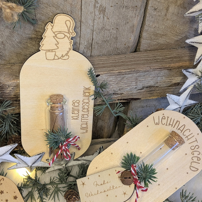 6 Designs Laserdatei Halter für Geldgeschenke, Gutscheine und Kleinigkeiten Weihnachten Nikolaus Christkind Wichtel SVG Datei inkl Gravuren – Bild 33