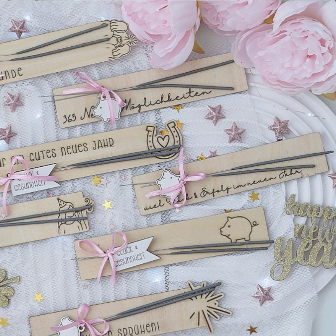 SVG Laserdatei 7 Designs plus Anhänger Wunderkerzenhalter Brett für Wunderkerzen Silvester Neujahr Jahreswechsel SVG Datei Mitbringsel Party – Bild 3